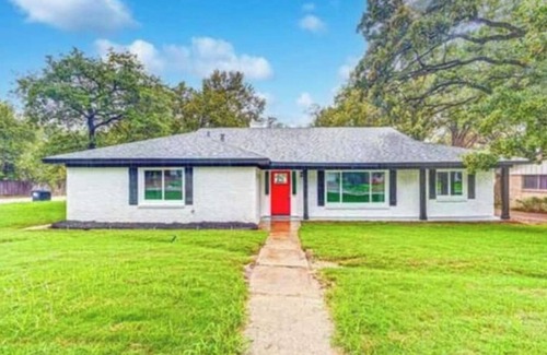 Ederville House | Spacious/Cozy home in Fort Worth!