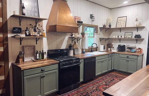 Boone Cabin | Spacious cozy pet friendly cabin; sleeps 12 close to town! Relax and reconnect