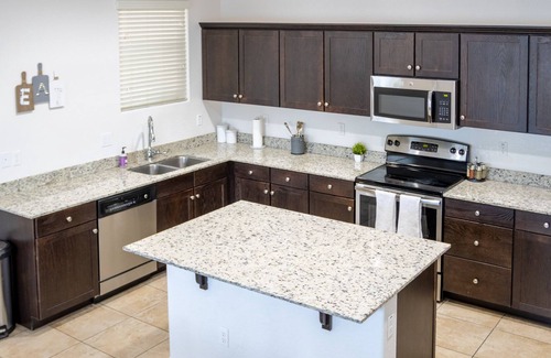 Maryvale House | Spacious Desert Oasis Conveniently located!