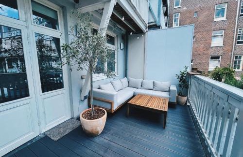 Overtoomse Sluis Apartment | Spacious Designer Duplex next to Central Park