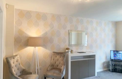 Newcastle-Under-Lyme House | SPACIOUS DETACHED 5 Bedroom4 Bathroom WIFI Parking