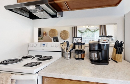 Oak Creek House | Spacious dog-friendly home, close to park with patio, AC, & W/D