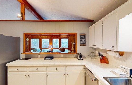 Smith Mountain Lake House | Spacious dog-friendly house w/fire pit, deck, patio & grill