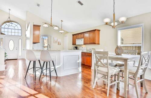 Lindfields House | Spacious Dog-Friendly Home w/Private Outdoor Pool, W/D, Pool Deck & Patio, WiFi