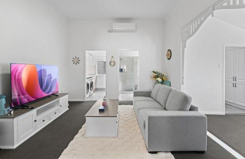 Herston House | Spacious Dual Retreat Balcony near RBWH and CBD