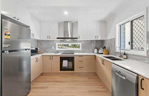 Herston House | Spacious Dual Retreat Balcony near RBWH and CBD