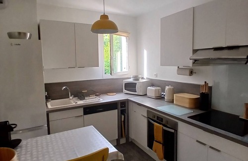Seyne Apartment | Spacious duplex apartment with mountain views, close to shops