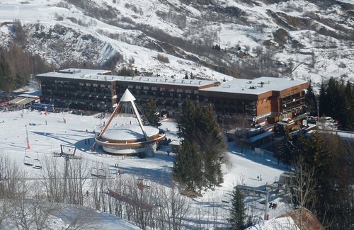 Le Corbier Apartment | Spacious duplex at the foot of the slopes with pool access