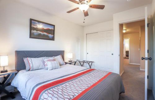 Berkley House | Spacious Duplex Near Tennyson W Backyard