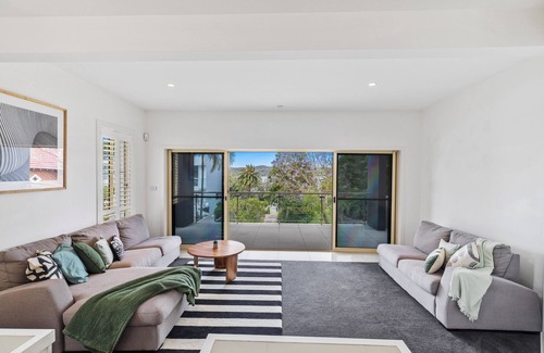 Speers Point House | Spacious Executive Home with Lake Views