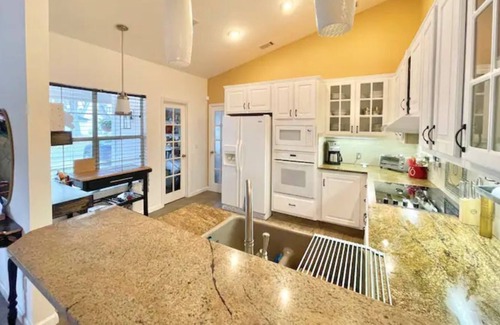 Savannah House | Spacious Executive Rental 2500sq ft 4 bedrooms/5 beds/3 bathrooms