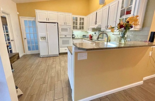 Savannah House | Spacious Executive Rental 2500sq ft 4 bedrooms/5 beds/3 bathrooms