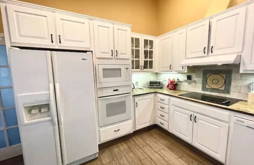 Savannah House | Spacious Executive Rental 2500sq ft 4 bedrooms/5 beds/3 bathrooms