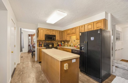 Idaho Falls House | Spacious Executive 5-bedroom home by airport in charming Idaho Falls w/WiFi, AC
