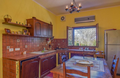 Licodia Eubea House | Spacious, family-friendly cottage with jacuzzi and an olive grove on the huge natural plot.