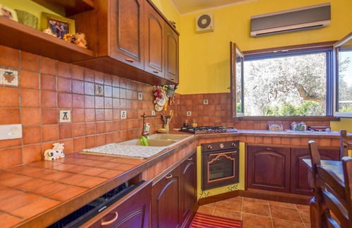 Licodia Eubea House | Spacious, family-friendly cottage with jacuzzi and an olive grove on the huge natural plot.