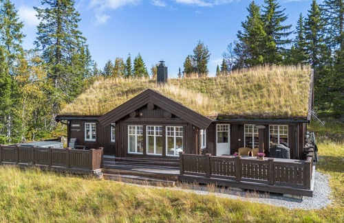 Nord-Aurdal Cabin | Spacious Family Cabin with Jacuzzi
