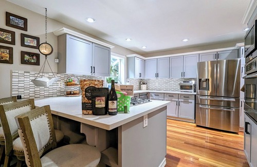 Dundee House | Spacious Family Friendly 3-bedroom House with AC, WiFi, Hot Tub, Play Structure