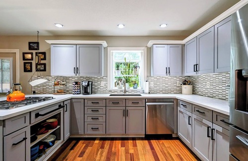 Dundee House | Spacious Family Friendly 3-bedroom House with AC, WiFi, Hot Tub, Play Structure