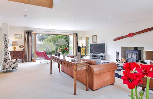 Slapton House | Spacious family home 3 mins to beach sleeps 8