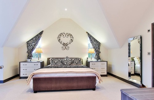 Slapton House | Spacious family home 3 mins to beach sleeps 8