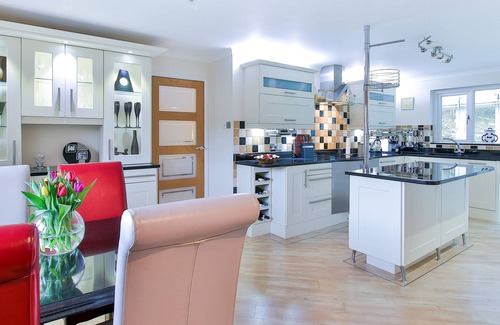 Slapton House | Spacious family home 3 mins to beach sleeps 8