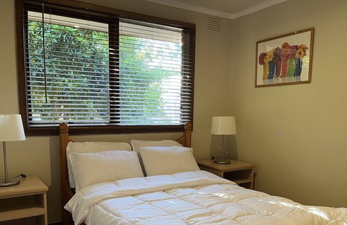 Ferntree Gully House | Spacious Family home for 12 guests in prime location Melbourne eastern suburbs