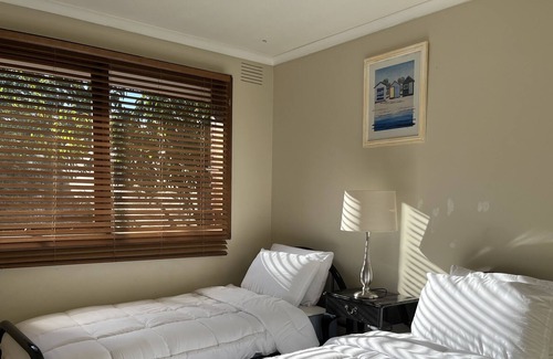 Ferntree Gully House | Spacious Family home for 12 guests in prime location Melbourne eastern suburbs