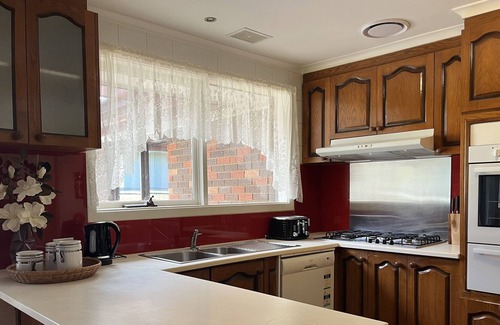 Ferntree Gully House | Spacious Family home for 12 guests in prime location Melbourne eastern suburbs