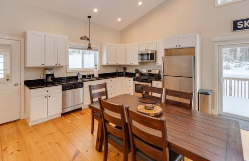 Thornton Apartment | Spacious Family House in the White Mountains! 2 Fireplaces!
