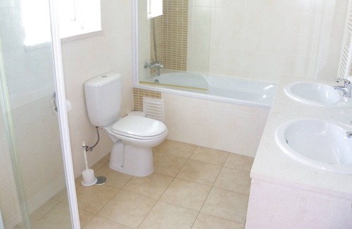 Salir do Porto Villa | Spacious Family Villa with Communal Pool and Private Walled Gardens. Sleeps 8