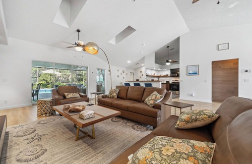 South Venice House | Spacious Family Retreat with Private Pool, Volleyball, and close to the Beach!