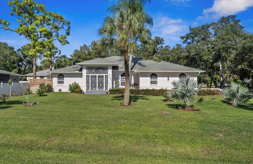 South Venice House | Spacious Family Retreat with Private Pool, Volleyball, and close to the Beach!