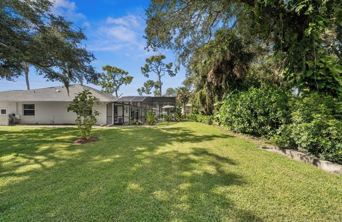 South Venice House | Spacious Family Retreat with Private Pool, Volleyball, and close to the Beach!