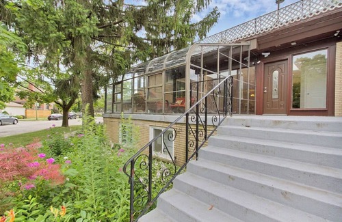 Edgebrook House | Spacious family size home with indoor pool