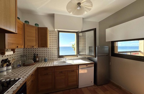 Meze House | Spacious family villa for 8 with stunning views in Mèze