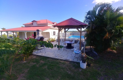 Sainte-Rose House | Spacious family villa with pool, close to the beach
