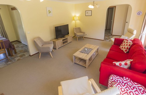 Eurobin Other | Spacious farmhouse on the rail trail with stunning views of Mount Buffalo.