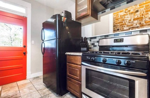 Kansas City House | Spacious five-bedroom home in the heart of Kansas City - Fast highway access