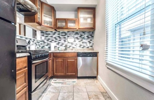 Kansas City House | Spacious five-bedroom home in the heart of Kansas City - Fast highway access