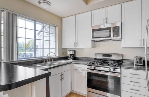 Foster City Apartment | Spacious Foster City 1BR w/ Gym, 2 Pools & W/D, near VISA, by Blueground