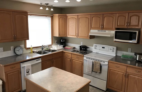 Pincher Creek House | Spacious fully furnished home in Pincher Creek - up to 14 people comfortably!