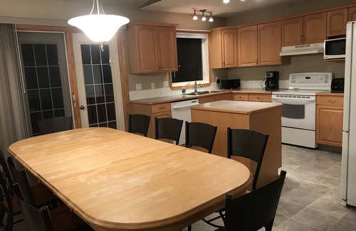 Pincher Creek House | Spacious fully furnished home in Pincher Creek - up to 14 people comfortably!