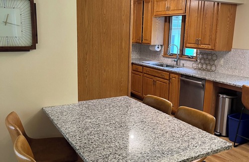 Payne - Phalen House | Spacious Fully Renovated 4-Bedroom Home With 2 Kitchens Near Lake Phalen