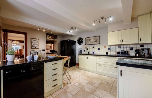 Bourton House | Spacious and contemporary, family-friendly holiday home in the Cotswolds with a tranquil garden - Gr