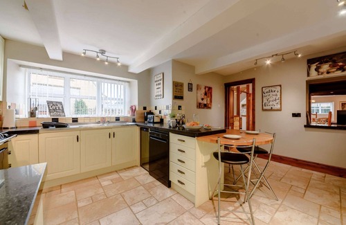 Bourton House | Spacious and contemporary, family-friendly holiday home in the Cotswolds with a tranquil garden - Gr