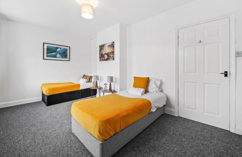 Sittingbourne House | Spacious Gem in Sittingbourne Ridham W/ Parking