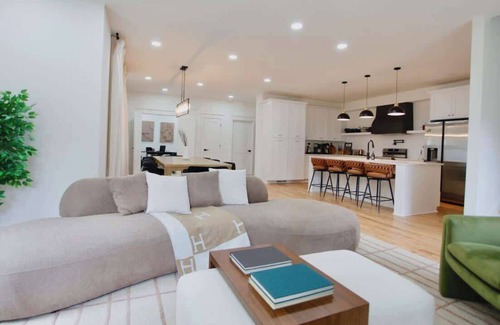 East Side House | Spacious Getaway 7BR Villa w Hot Tub and Close to DT