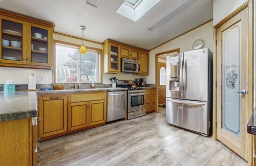 Loleta House | Spacious getaway w/marvelous bay and beach views, jetted tub, & gas grill