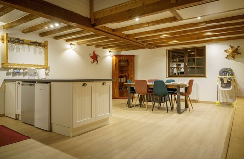 Barberaz Cottage | Spacious gîte with heated swimming pool and children's play area